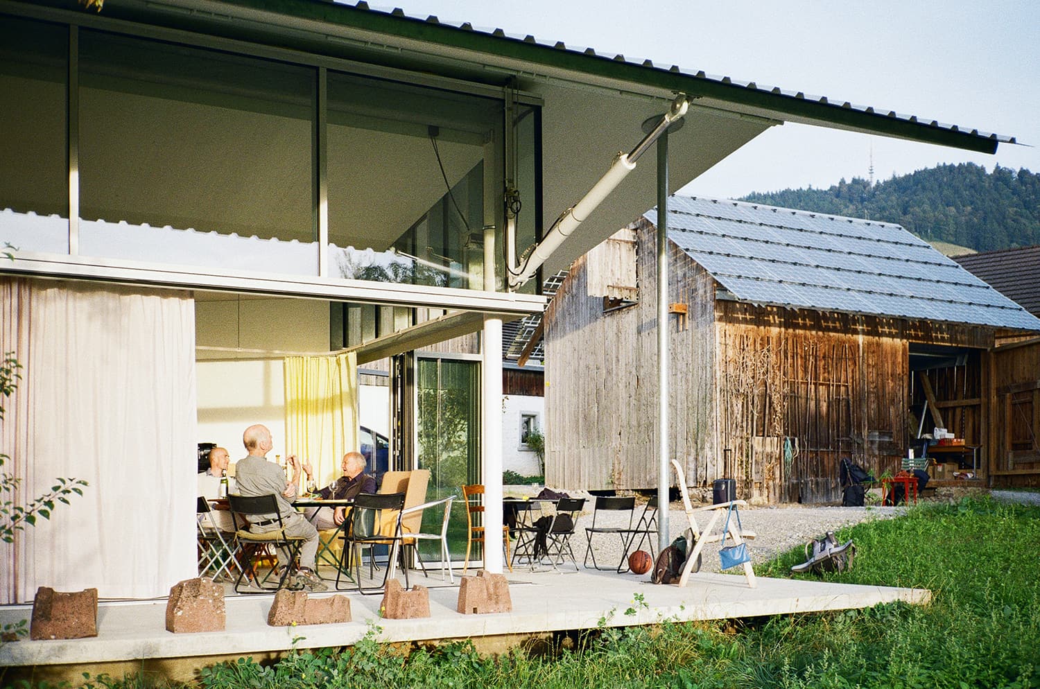 House for (almost) Everything adapts from an initimate home to a generous gathering space (Zurich, 2020-2022)