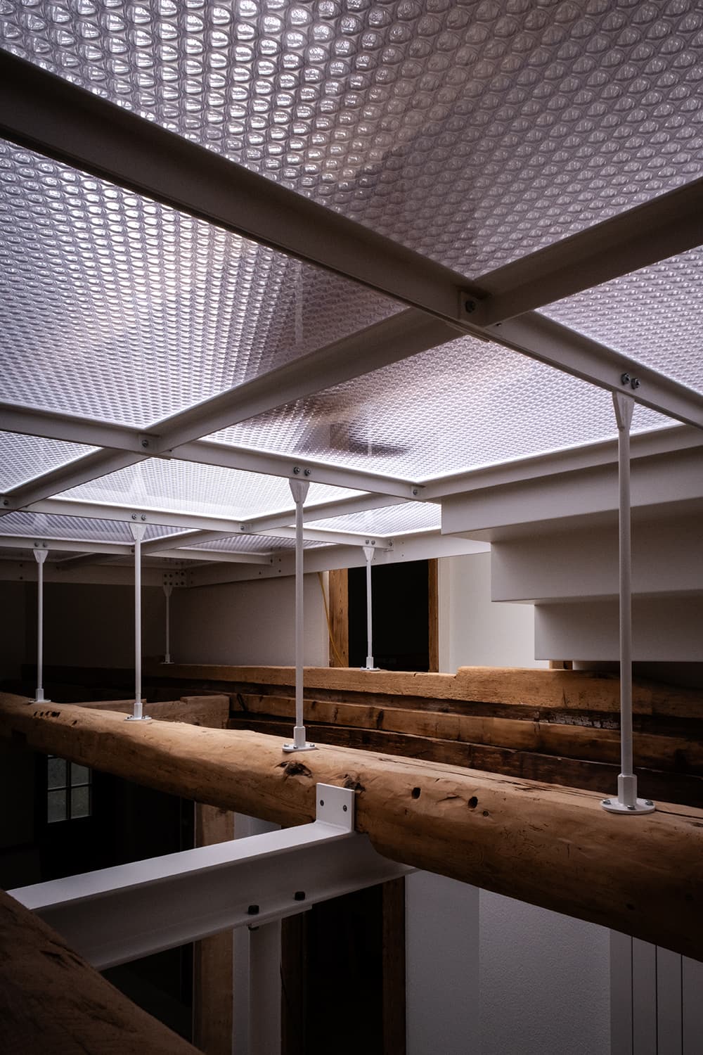 Uplift doubles the living space of an old farmhouse by lifting its existing floor (Neuchâtel, 2022-2024)