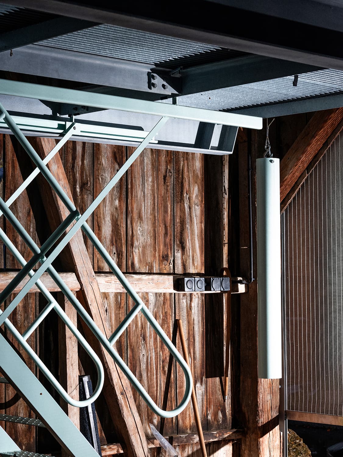 Schopf transforms an agricultural shed into a workshop under a translucent solar roof (Zurich, 2021-2022)