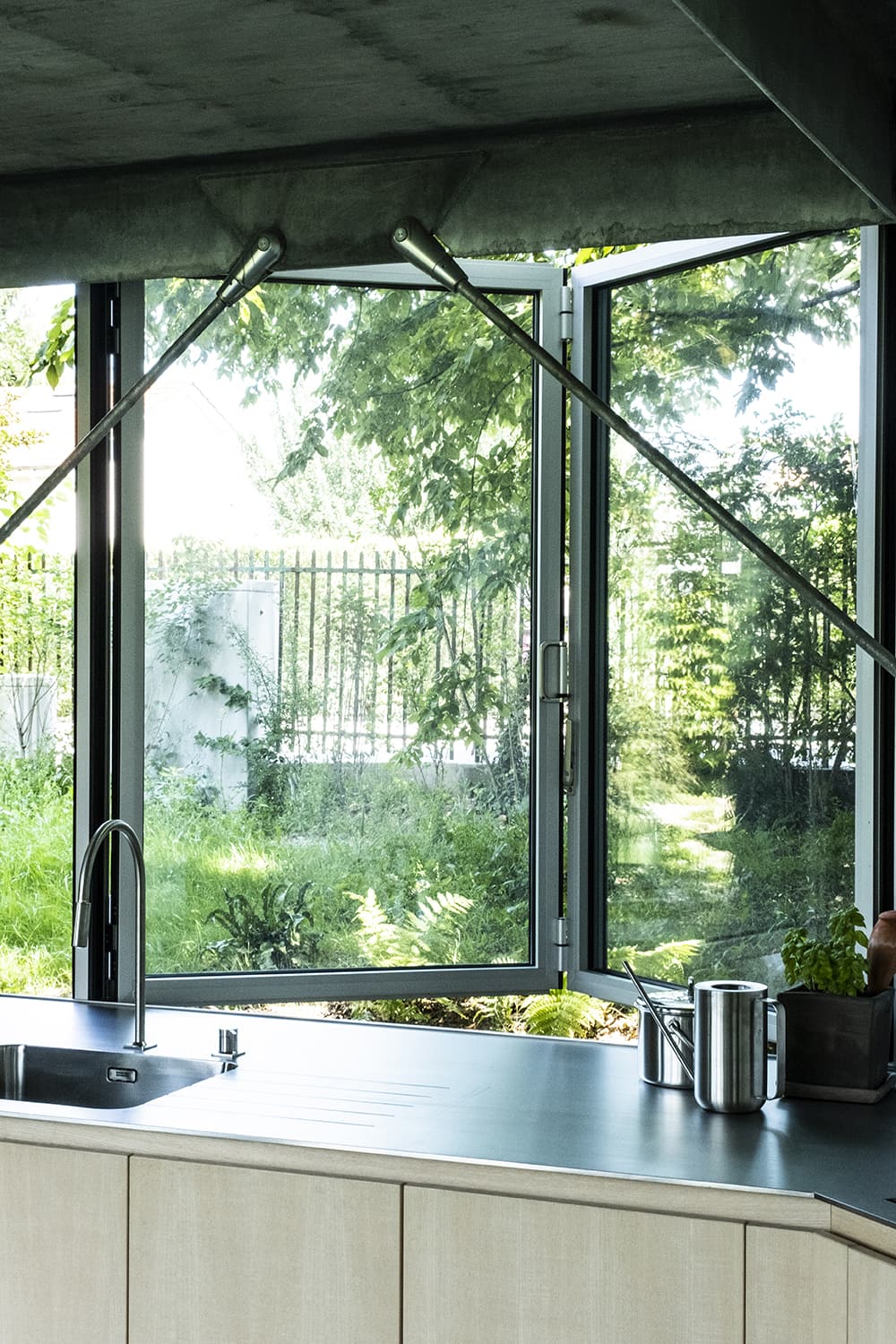Filter House adapts itself to its environement through passive climate strategies (Geneva, 2019-2021)