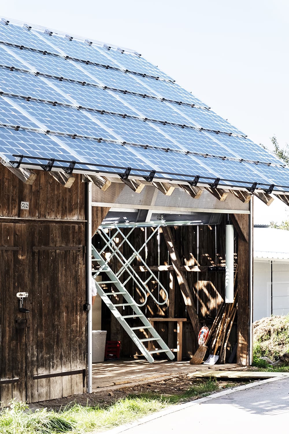 Schopf transforms an agricultural shed into a workshop under a translucent solar roof (Zurich, 2021-2022)