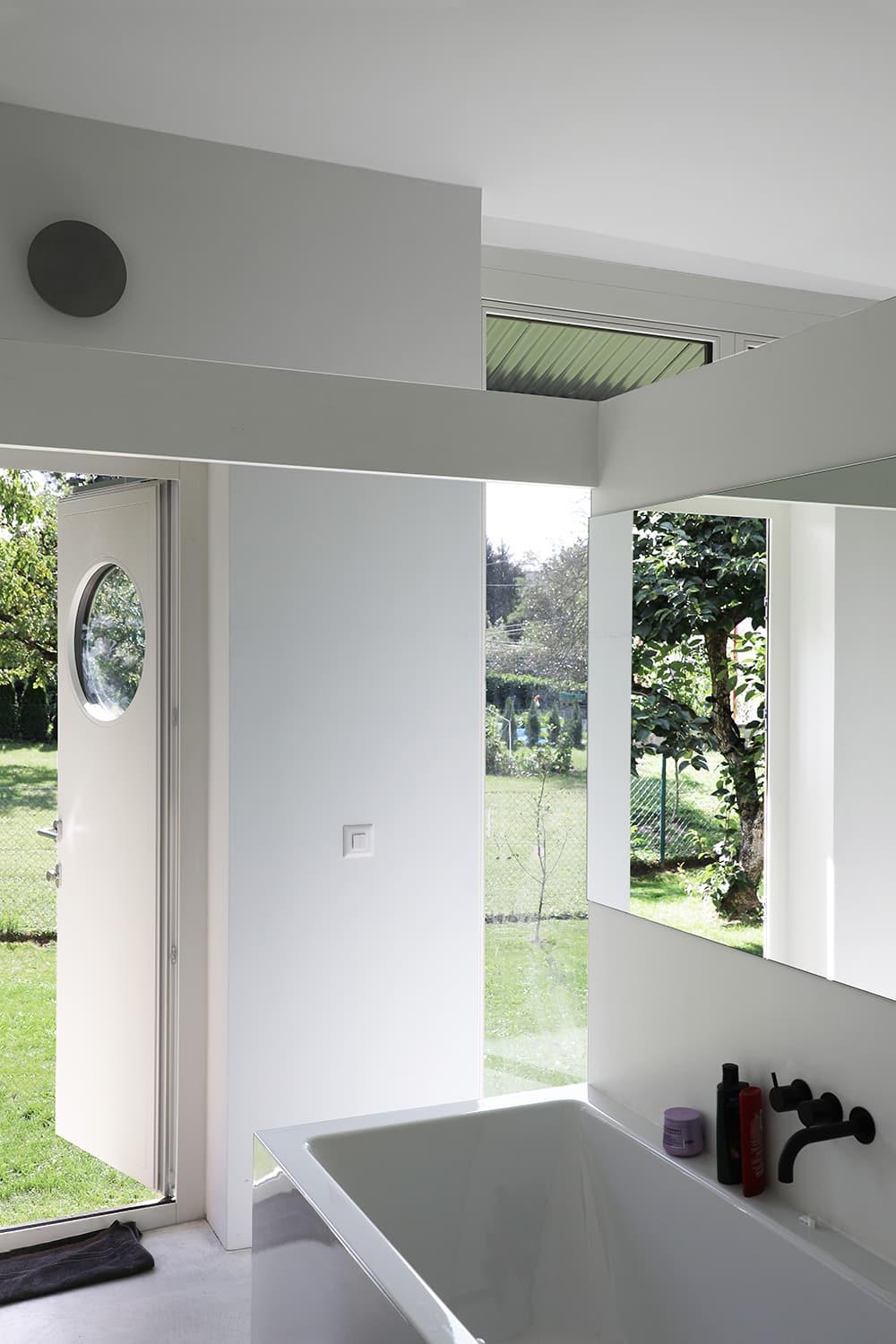 The Permanent Weekend House is a thin and long construction, extending an old chalet through its garden (Geneva, 2018-2019)