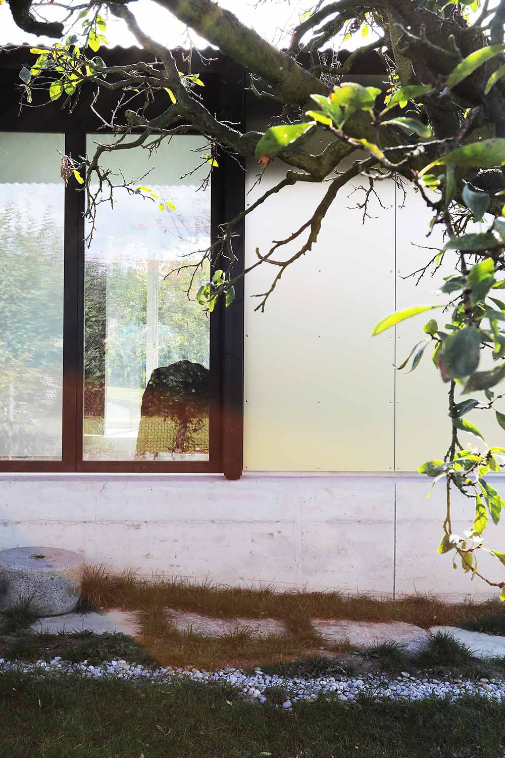 The Permanent Weekend House is a thin and long construction, extending an old chalet through its garden (Geneva, 2018-2019)