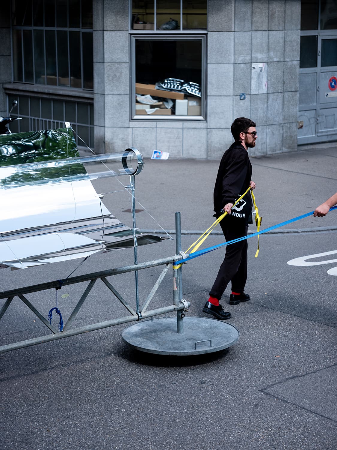 Electryone follows the sun and surrenders to its power (Zurich, 2023)