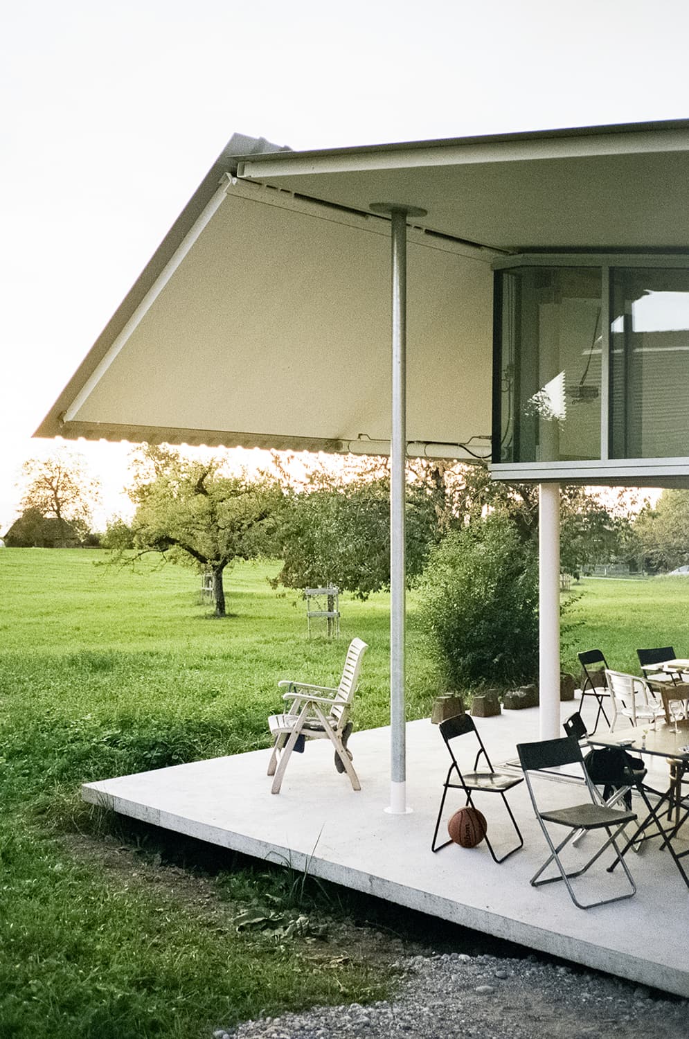House for (almost) Everything adapts from an initimate home to a generous gathering space (Zurich, 2020-2022)