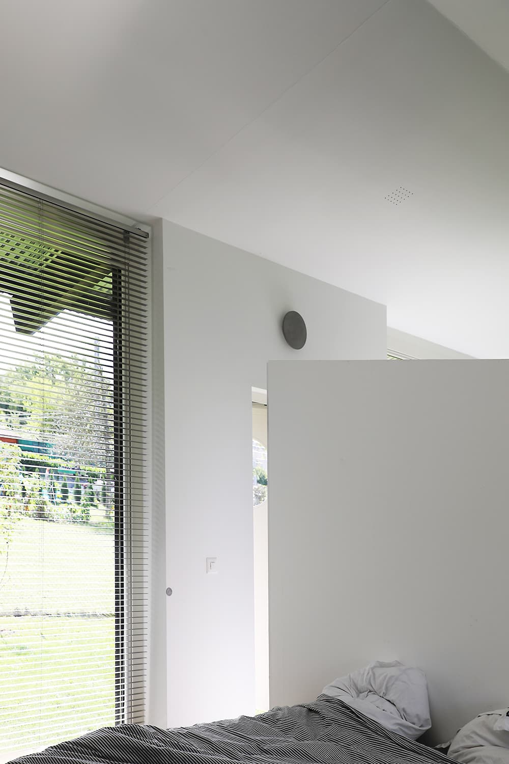 The Permanent Weekend House is a thin and long construction, extending an old chalet through its garden (Geneva, 2018-2019)