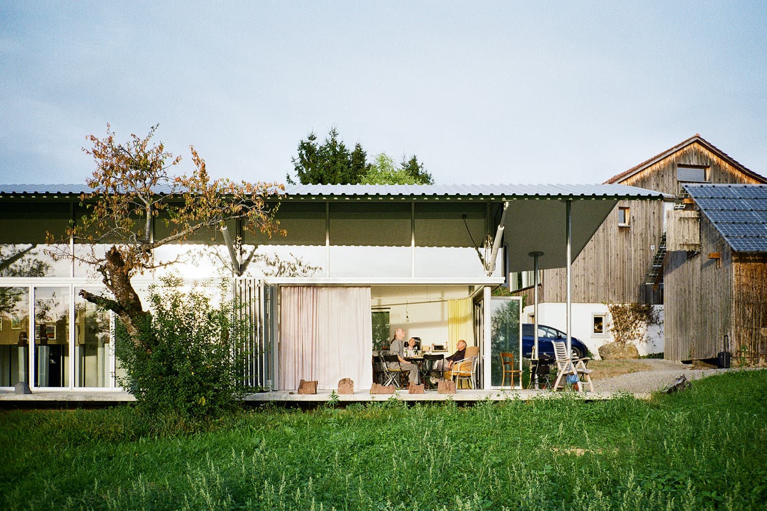 House for (almost) Everything adapts from an initimate home to a generous gathering space (Zurich, 2020-2022)