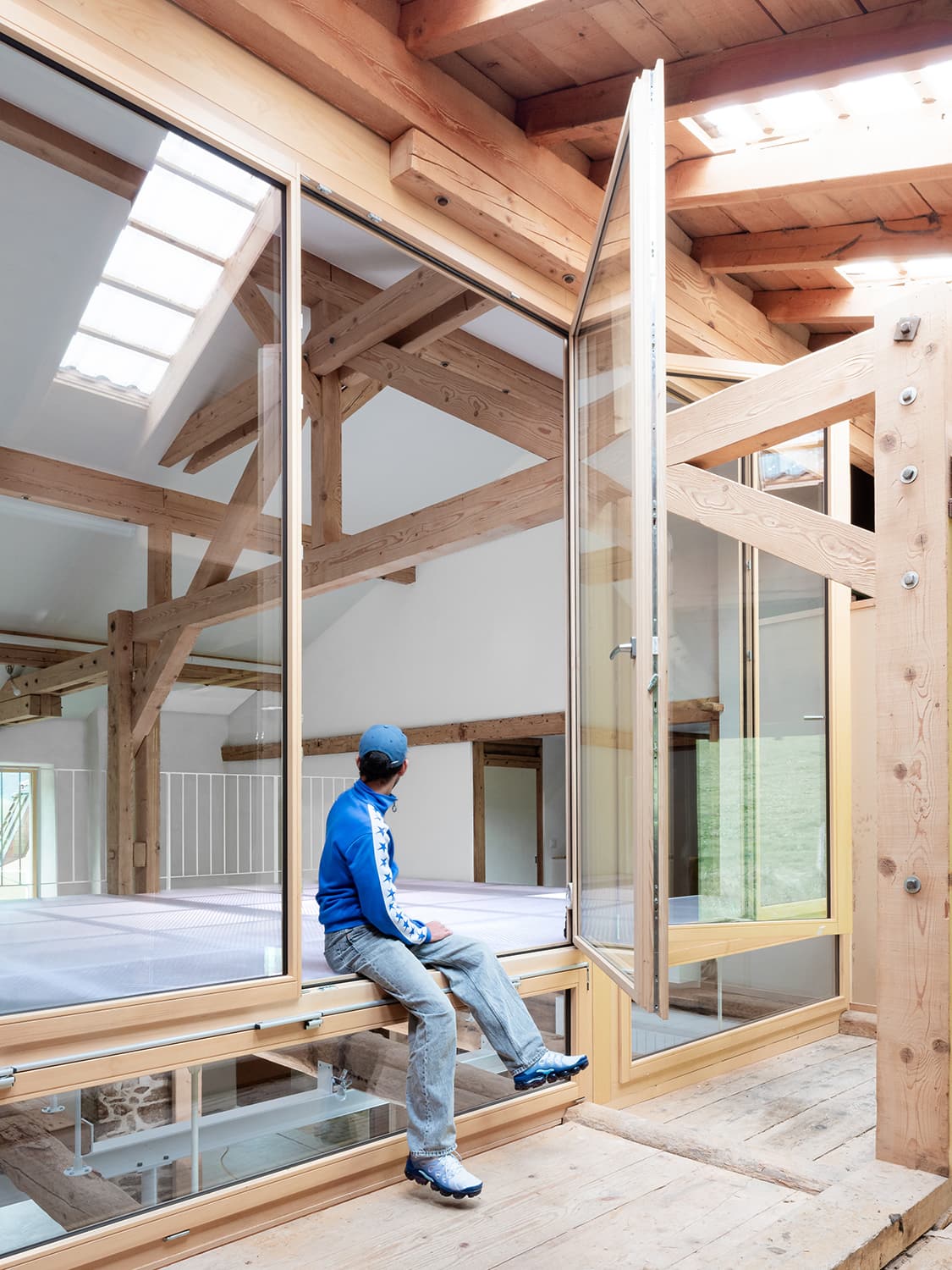 Uplift doubles the living space of an old farmhouse by lifting its existing floor (Neuchâtel, 2022-2024)