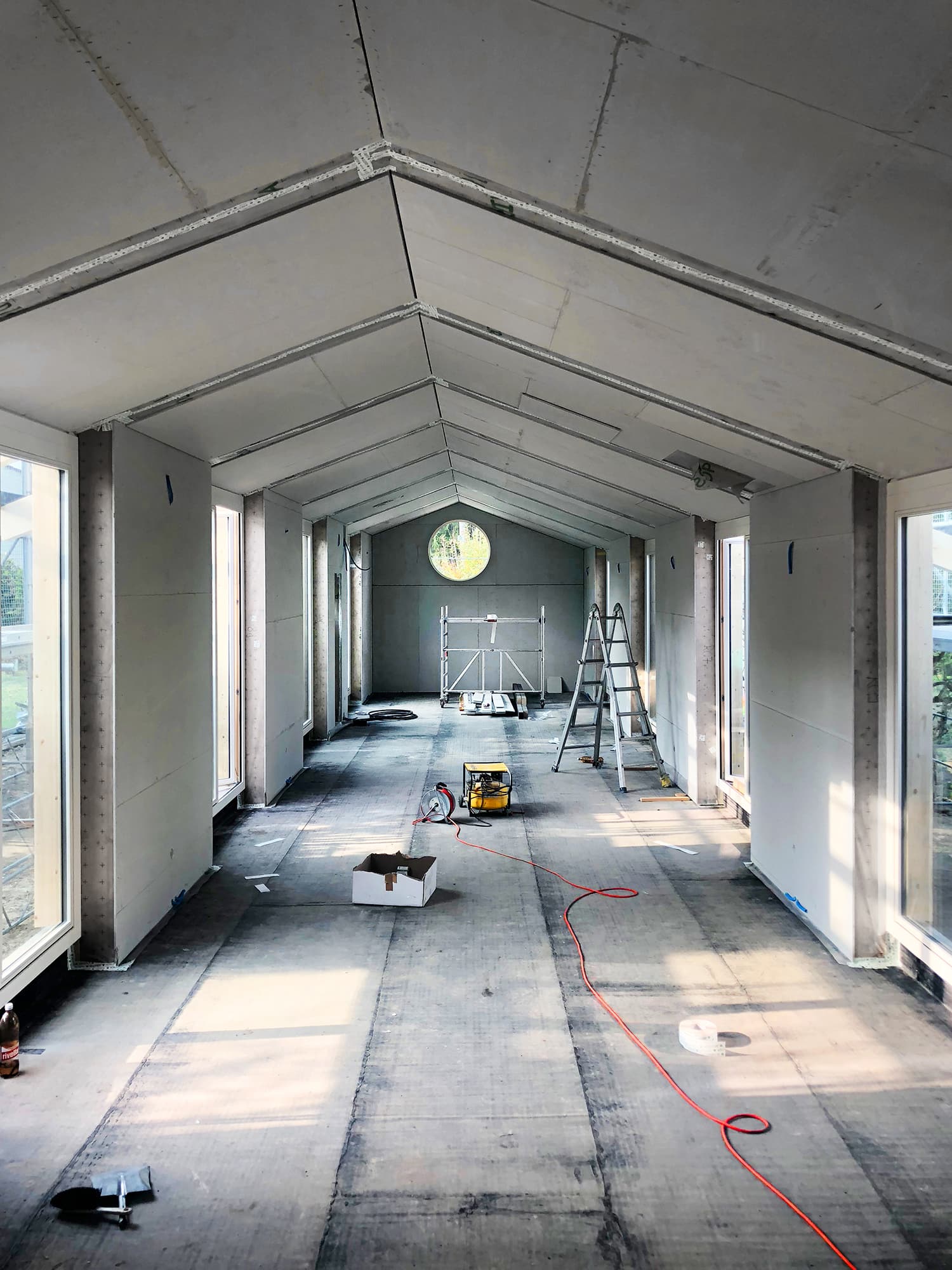 The Permanent Weekend House is a thin and long construction, extending an old chalet through its garden