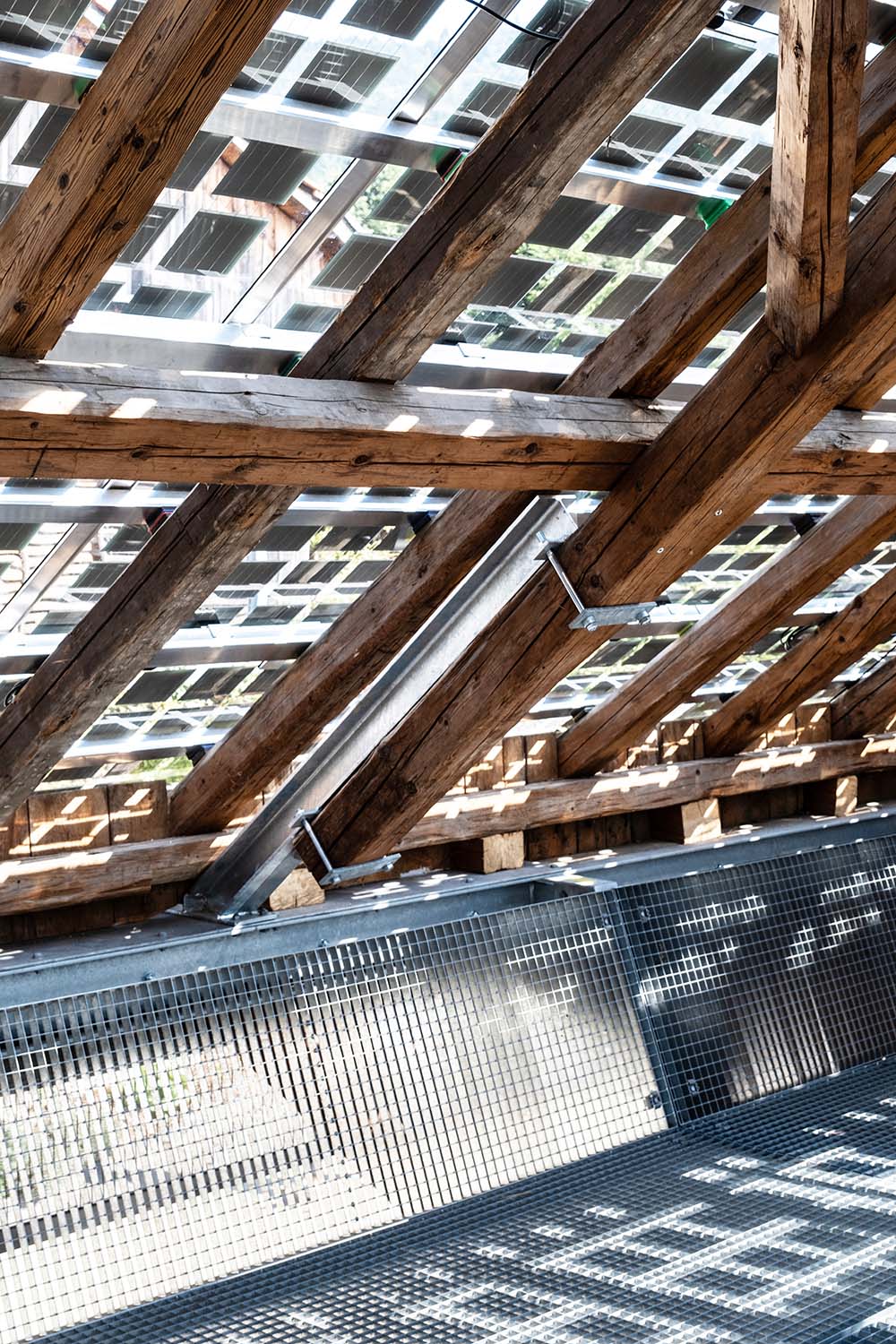 Schopf transforms an agricultural shed into a workshop under a translucent solar roof (Zurich, 2021-2022)