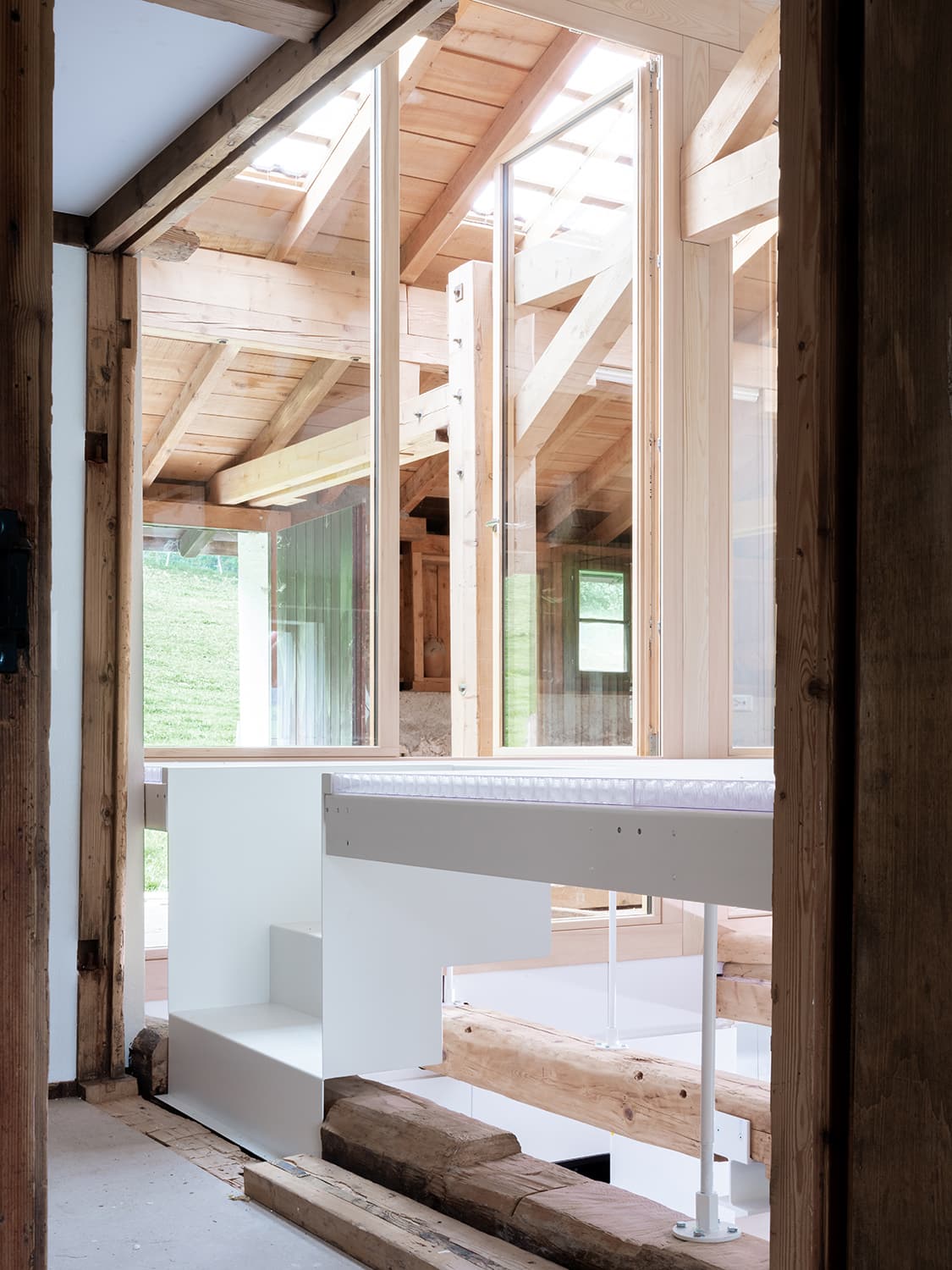 Uplift doubles the living space of an old farmhouse by lifting its existing floor (Neuchâtel, 2022-2024)